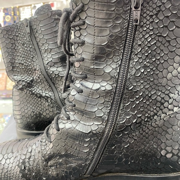 Boots - Picture 5 of 7